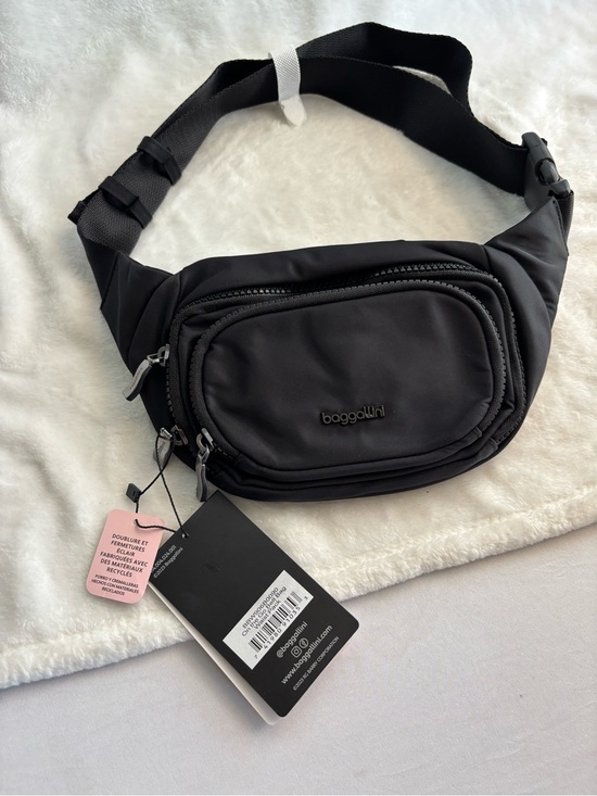 BAGGALLINI Handbags - BAGGALLINI Women's On The Go Waist Pack Belt Bag Black